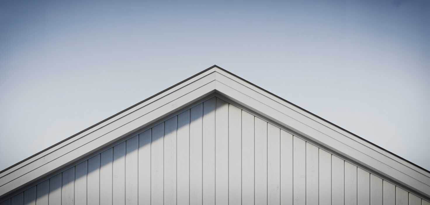 En fotorealistisk bild av en ny, ren träfasad med vit färg, med fokus på dess skyddande effekt och minimalistiska design.