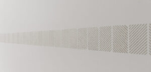 Schablonmålad vägg med geometriskt mönster i minimalistisk stil.