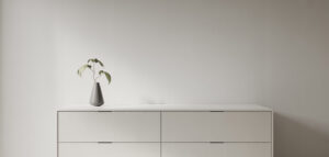 En fotorealistisk bild av en vitmålad byrå i minimalistisk stil, med en grå vas.